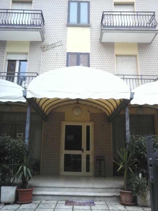 Residence Edera Rimini Bagian luar foto