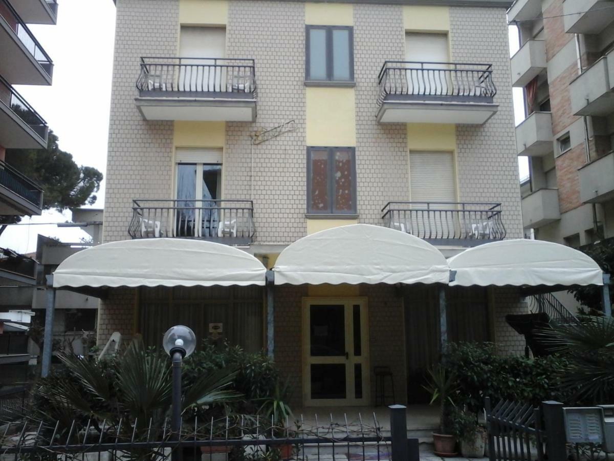 Residence Edera Rimini Bagian luar foto